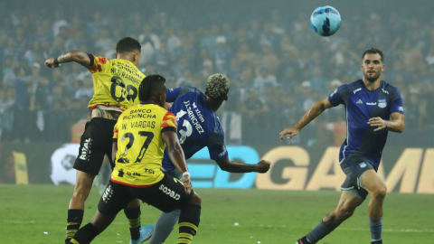 Jugadores de Emelec y Barcelona SC en el primer 'clásico de astillero' de la temporada 2024,  28 de abril de 2024.