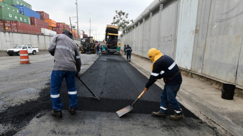 Trabajadores realizan la pavimentación en una calle de Guayaquil, en julio de 2024.