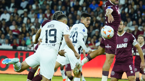 Alex Arce marca un gol en el partido de Liga de Quito ante Lanús por la Copa Sudamericana, el 14 de agosto de 2024.