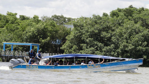 Lanchas llenas de personas salen del Muelle turístico de Turbo, Colombia, hacia la selva del Darién, en Panamá.