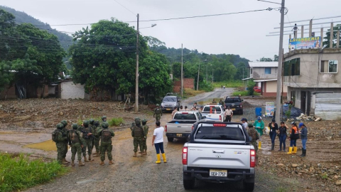 Imagen referencial. Militares y policías en el cantón Ponce Enríquez, Azuay.