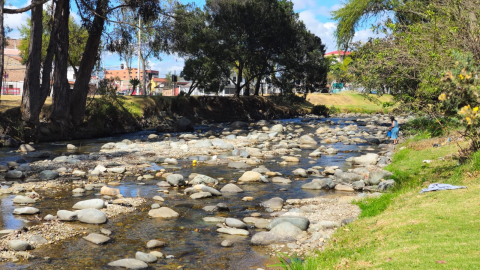 Bajos caudales en el río Tomebamba, uno de los afluentes del río Paute que abastece a la segunda hidroeléctrica, el 15 de agosto de 2024.