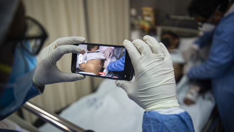 Un doctor examina a un paciente con viruela del mono, el 16 de agosto de 2022 en Perú.