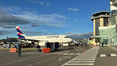 Un avión de la aerolínea LATAM en el aeropuerto Mariscal La Mar, de Cuenca.