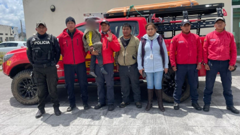 El niño de 6 años que permaneció 16 horas extraviado en las inmediaciones de los Ilinizas, en Latacunga, junto a su familia y personal de rescate este 15 de agosto de 2024.