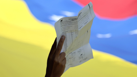 Un persona sostiene una copia de un acta de votación durante una manifestación en rechazo a los resultados del Consejo Nacional Electoral de Venezuela.