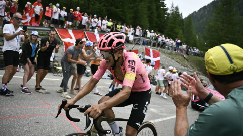 EF Education - EasyPost team's Ecuadorian rider Richard Carapaz cycles in the ascent Isola 2000 during the 19th stage of the 111th edition of the Tour de France cycling race, 144,6 km between Embrun and Isola 2000, in the French Alps, on July 19, 2024. (Photo by Marco BERTORELLO / AFP)