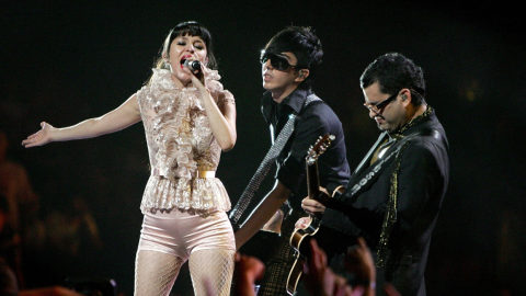 El grupo musical Belanova se presenta en el escenario de Los Premios MTV Latino America 2006 en el Palacio De Los Deportes.