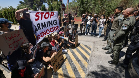 Miembros de las fuerzas de seguridad israelíes hacen guardia durante una sentada contra la guerra organizada por activistas israelíes, frente al Consulado General británico en Jerusalén el 16 de agosto de 2024.