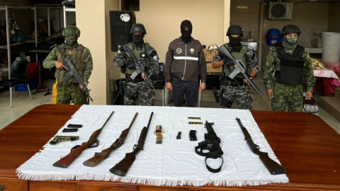 Personal de la Policía Nacional y de las Fuerzas Armadas muestra parte de las armas y municiones decomisadas en la parroquia Shumiral, en Ponce Enríquez, este 16 de agosto de 2024.