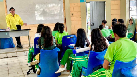 Una profesora durante clases en una de las instituciones educativas de Ecuador.