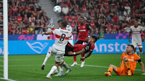 Piero Hincapié, del Bayer Leverkusen, rechaza una pelota en la final de la Supercopa ante el Stuttgart, el 17 de agosto de 2024.