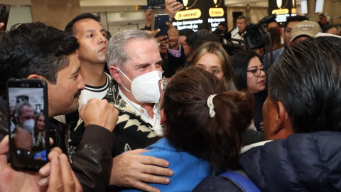 El dirigente correísta Ricardo Patiño (con mascarilla) regresa a Ecuador, el 17 de agosto de 2024.