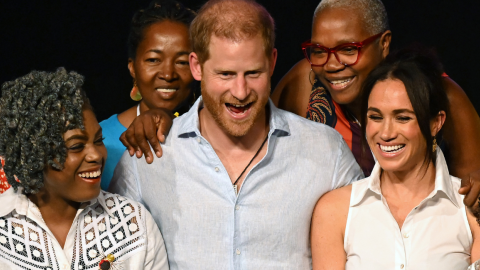 El príncipe Harry de Gran Bretaña y Meghan Markle a con la ex ministra de Educación de Colombia, Aurora Vergara al final del foro 'Mujeres afro y poder'.