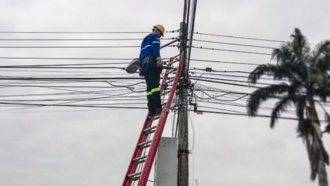 Un técnico de CNEL trabaja en el sistema eléctrico de Samborondón, Guayas.