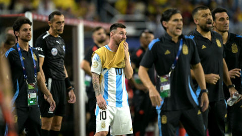 Lionel Messi y el cuerpo técnico de la selección de Argentina en la final de la Copa América, 14 de julio de 2024.