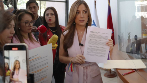 La asambleísta Lucía Jaramillo en el Tribunal Contencioso Electoral, en Quito, el 19 de agosto de 2024.