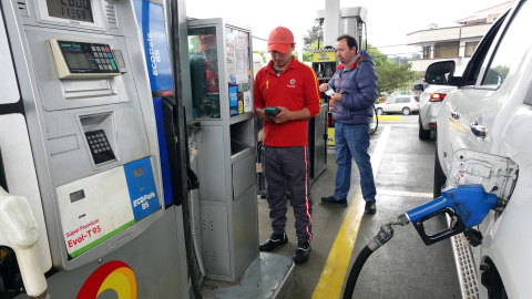 En la gasolinera de Gapal, en Cuenca, el 27 de junio de 2024.