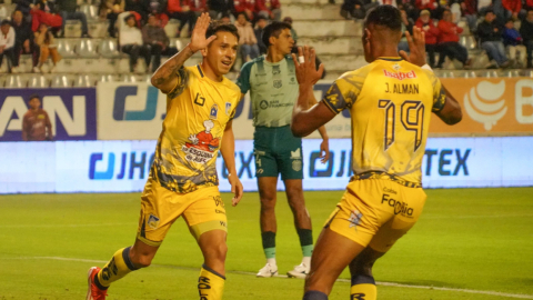 Jugadores de Delfín celebran en el partido ante Técnico Universitario, el 19 de agosto de 2024.