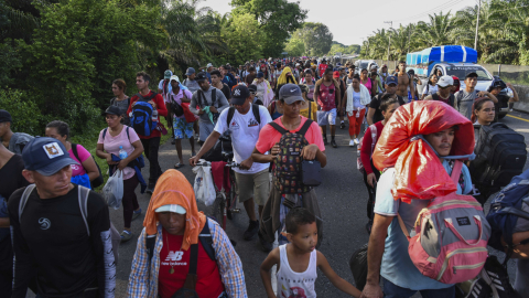 Migrantes de Centro y Sudamérica caminan hacia la frontera de Estados Unidos en Tuzantan, Estado de Chiapas, México, el 24 de julio de 2024.