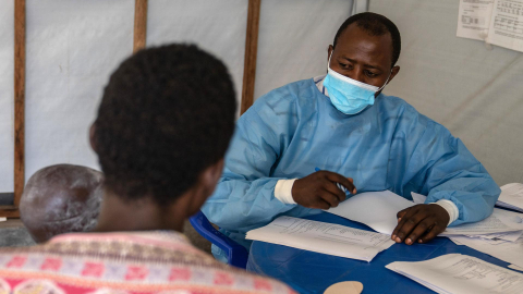 Un médico atiende a un niño con mpox en un hospital de la República del Congo, el 19 de agosto de 2024.