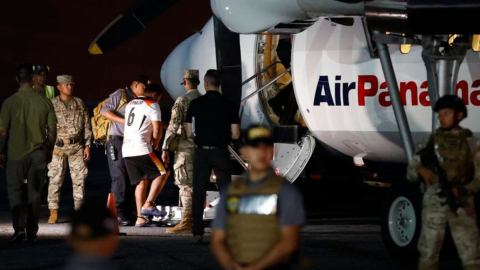 Migrante suben a un avión en Panamá para ser deportados a Colombia el 20 de agosto de 2024.