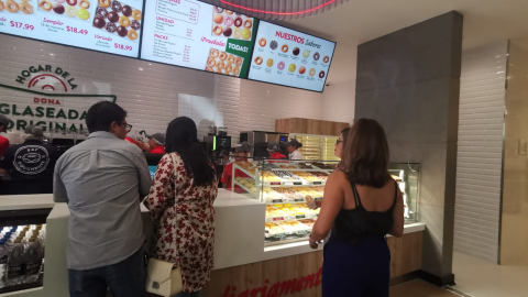 Personas en el primer local de Krispy Kreme en Quito, el 20 de agosto de 2024.