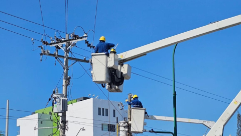 Imagen referencial. Técnicos de CNEL trabajan en las redes eléctricas de Guayaquil.