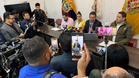 Asambleístas del Azuay en una rueda de prensa este 20 de agosto de 2024.