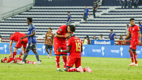 Jugadores de El Nacional en el partido ante Emelec, 18 de agosto de 2024.