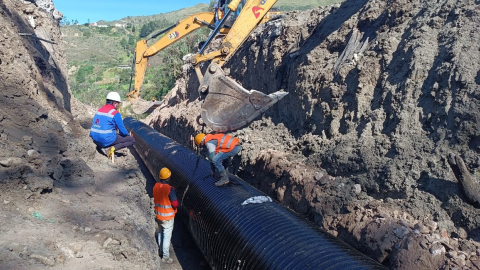 Trabajos de cambio de alcantarillas en otro punto de la vía Cuenca-Girón-Pasaje.