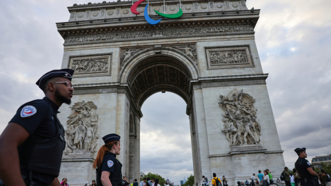 La Policía Nacional francesa cuida la seguridad en las calles de París antes de los Juegos Paralímpicos, el 20 de agosto de 2024.