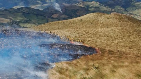 51 bomberos combaten incendio forestal en el cerro Atacazo