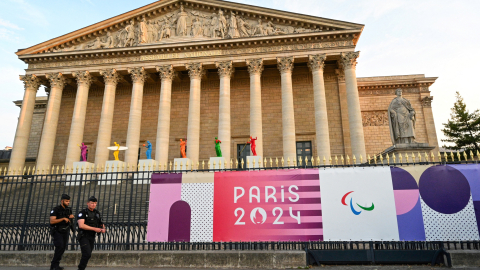 Dos policías resguardan la Asamblea Nacional en París, antes de los Juegos Paralímpicos, el 20 de agosto de 2024.