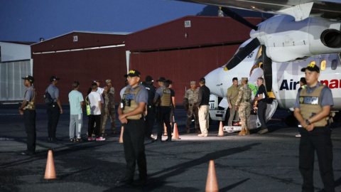 Migrantes colombianos suben a un avión en el aeropuerto de Panamá el 20 de agosto de 2024.