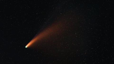 Fotografía referencial de un cometa que atraviesa el cielo durante una noche estrellada.