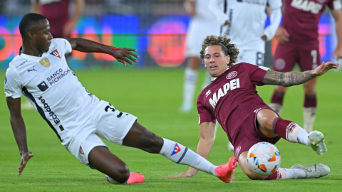 Leonel Quiñonez, jugador de Liga de Quito, y Luciano Boggio, jugador de Lanús, en el partido de ida de los octavos de la Copa Sudamericana, 14 de agosto de 2024.