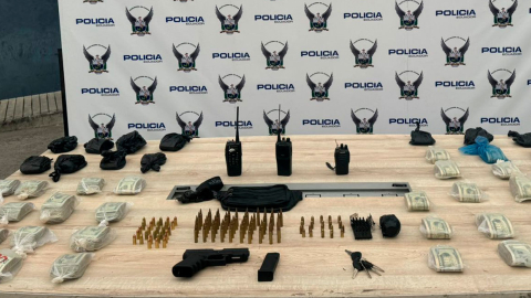 Guayaquil: Hallan armas, explosivos y USD 90.000 en una vivienda de Nueva Prosperina