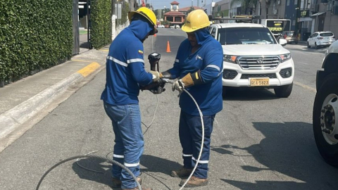 Técnicos de CNEL realizan trabajos de reparación en Samborondón, provincia del Guayas.