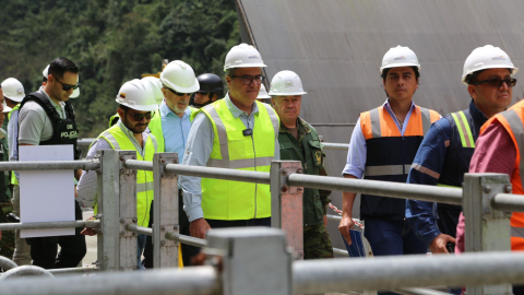 Ministro de Energía, Antonio Gonçalves, con parte del equipo del sector energético en la central hidroeléctrica Toachi Pilatón, el 16 de agosto de 2024.