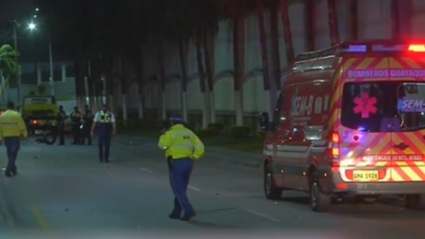 Bomberos y agentes de tránsito en la avenida Rodrigo Chávez, en Guayaquil, el 7 de agosto de 2024.