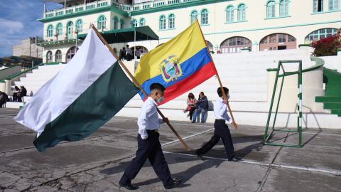 Imagen referencial de estudiantes en el juramento a la bandera en un colegio de Quito, en 2022.