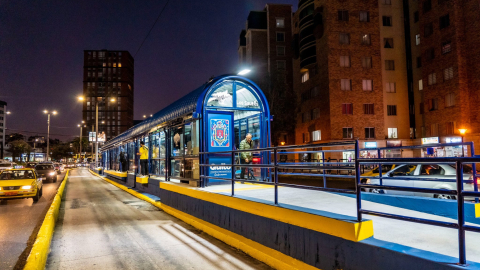 Fotografía referencial de una parada del sistema de transporte público de la Ecovía, en funciones en la noche del 11 de agosto de 2024.