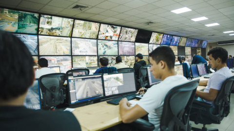 Fotografía referencial de personal monitoreando cámaras de vigilancia en una central de SEGURA EP en noviembre de 2023, en Guayaquil.