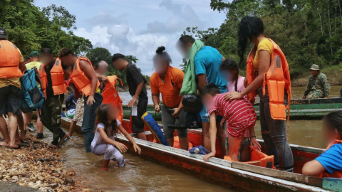 Migrantes en un río de la selva del Darién, frontera entre Colombia y Panamá, el 21 de agosto de 2024.