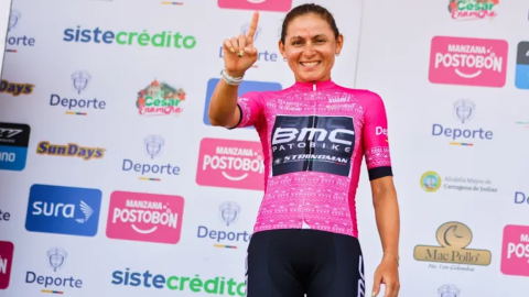 Esther Galarza en el podio de la Vuelta a Colombia femenina, el 22 de agosto de 2024.