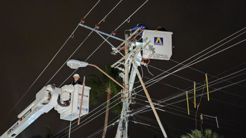 Técnicos de CNEL ejecutan trabajos en la provincia del Guayas.