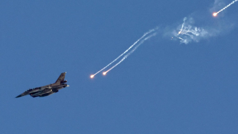 Un avión de combate israelí arroja bengalas sobre un área cercana a la frontera entre Líbano e Israel, el 25 de agosto de 2024.