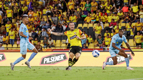 Octavio Rivero, delantero de Barcelona, define con certeza para anotar su gol ante la Universidad Católica, este domingo 25 de agosto en el estadio Banco Pichincha.