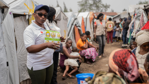 Un funcionario de la Cruz Roja informa sobre la viruela del mono (mpox) y prácticas de higiene a personas de un campamento en Goma, República Democrática del Congo, el 22 de agosto de 2024.